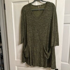 Comfy USA Green Tunic with V-neck Relaxed Style and 3/4 Length Sleeves